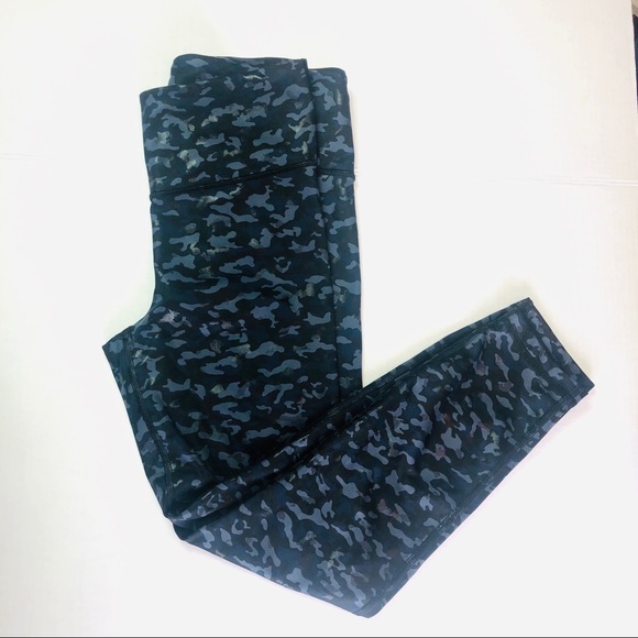 GapFit High Rise Blackout Camo Print 7/8 Leggings - Picture 2 of 8